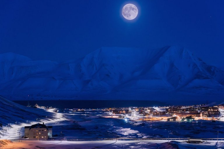 Seasons Northern Lights winter, sunny winter and summer Svalbard