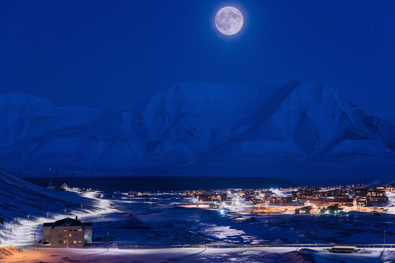 Longyearbyen i måneskinn og mørketid